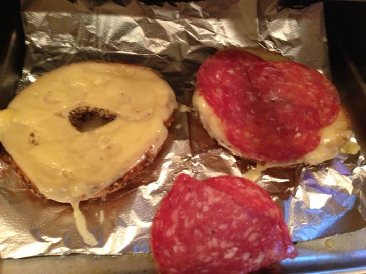 bagel_with_cheese_and_salami